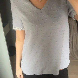 Snygg topp - Säljer denna snygga topp, väldigt bra sick och knappt använd, är från SHEIN, skriv för frågor och intresse!❤️💕