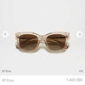 Chimi i färgen Ecru - Chimi solglasögon, Ecru 07! Supersnygga!! Och sparsamt använda 💕💕 