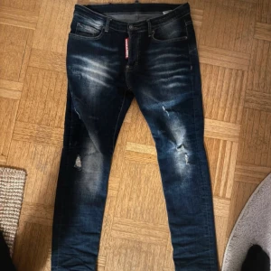 Mörkblå jeans från Dsquared2 - Säljer mina dsquerd2 jeans då dom ej kommer till användning längre, självklart äkta, jätte fint skick och passar perfa, bara skiva om du har frågor