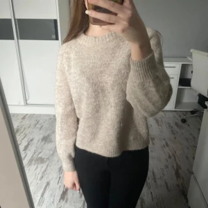 Stickad tröja VILA - Beige stickad tröja från VILA. Kostar originellt 600 kr!!Tröjan är i storlek S men passar även XS! Jag har använt den några gånger men den är fortfarande i jättebra skick