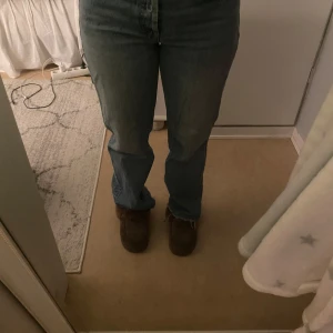 Blå Zara jeans  - Mid Waist Zara jeans. Avklippta så passar någon kort runt 153cm. Annars super fint skick (sparsamt använda) 
