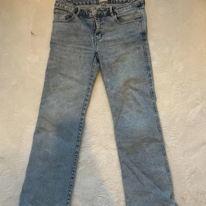 Blå jeansbyxor - Snygga blå jeansbyxor med klassisk femficksdesign och knappgylf.  Passar bra till både sneakers och kängor. Short length 