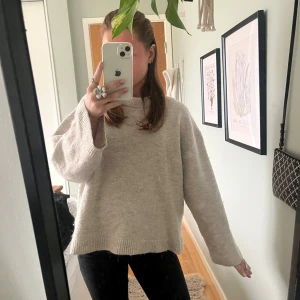 Beige stickad tröja från GinaTricot - Säljer denna beiga fin stickade tröjan från GinaTricot och deras premium quality kolektion!!🫶🏻 Den är i bra skick!