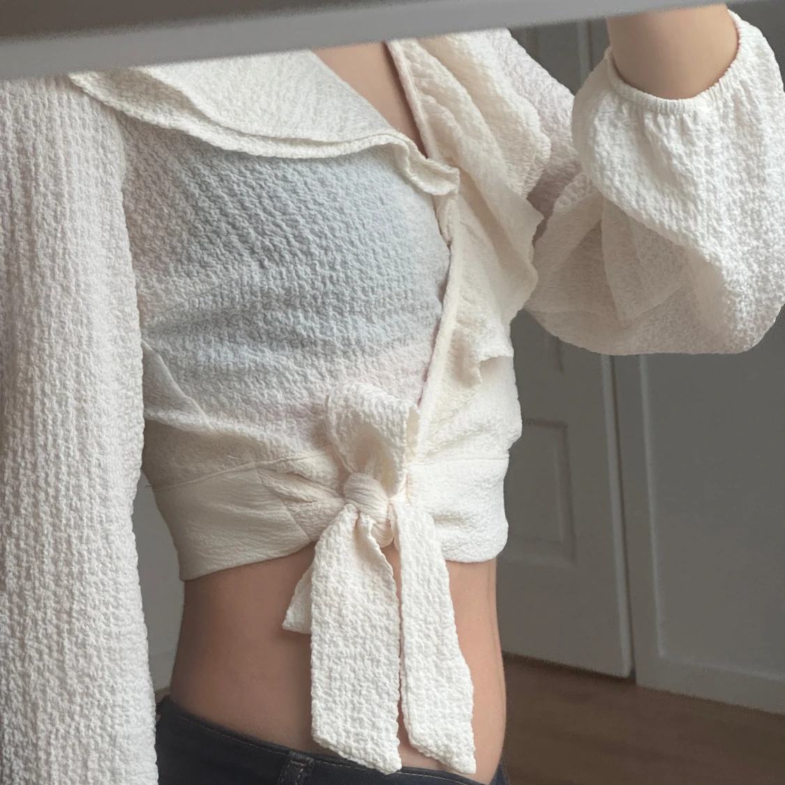 Vit omlottopp med volangdetaljer - 3