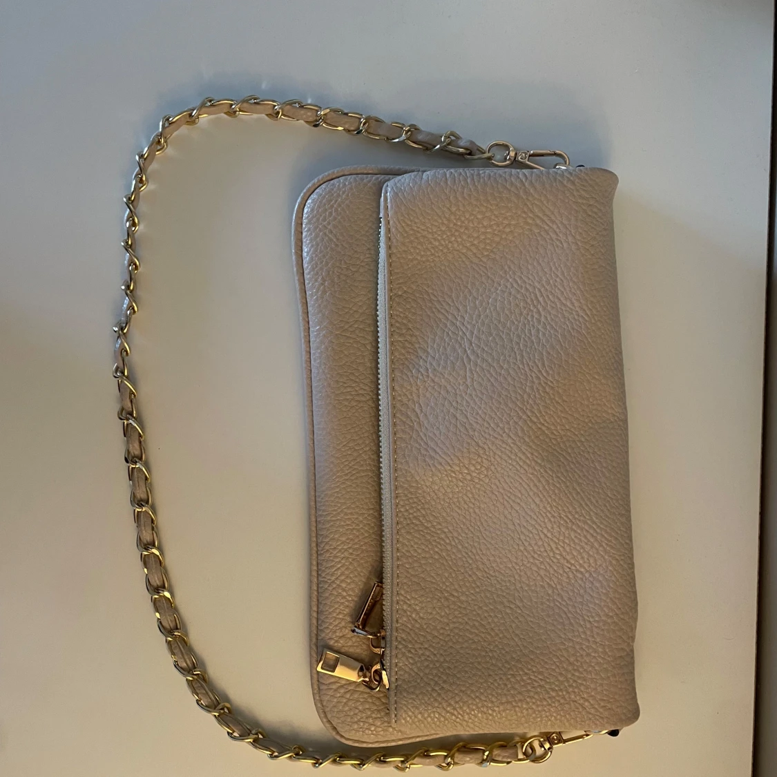 Beige axelväska med kedja