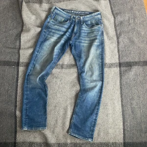Blå jeans från Buffalo David Bitton - Säljer ett par feta jeans med riktigt snygg tvätt från Buffalo David Bitton. Skriv om du har några frågor!