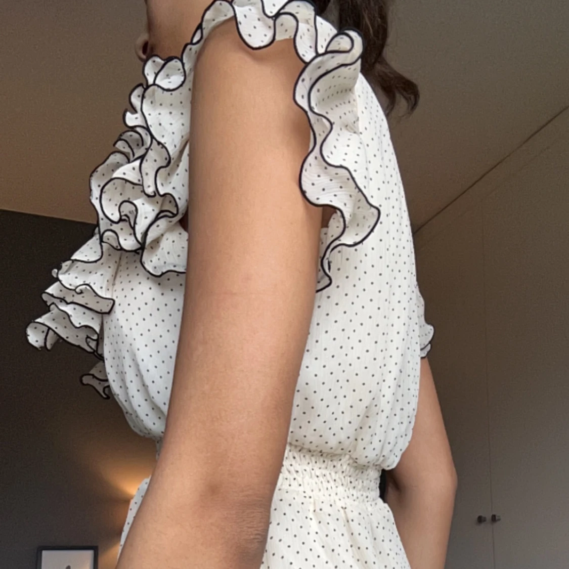 Vit prickig blus med volanger - 3