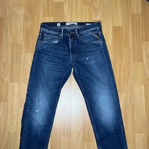 Replay ”Aged 1 Year” - Tja säljer nu ett par unika Replay Jeans i modellen ”Aged 1 Year” i storlek 29 för endast 449kr! Pris är ej hugget i sten, hör av er i dm vid funderingar 🙌