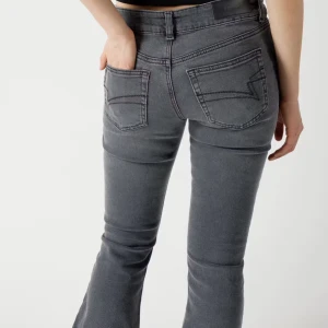 Grå bootcut jeans - Säljer mina snygga lågmidjade bootcutjeans då de är för stora för mig. De är i väldigt bra skick förutom lite slitage längs ner som går att se på dem två sista bilderna. De är i storlek S :) Pris går att diskutera! Använd annars köp nu💕