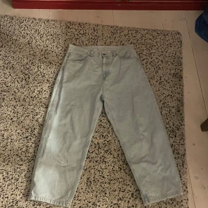 Carhartt brandon jenas - Säljer nu mina carhartt brandon jeans då jag växt ur byxorna. De är i fint skick men har små tecken på slitage på höger lår samt lite heelbite. Utöver detta är byxorna riktigt fina! Vid fler frågor är det bara att höra av sig. 