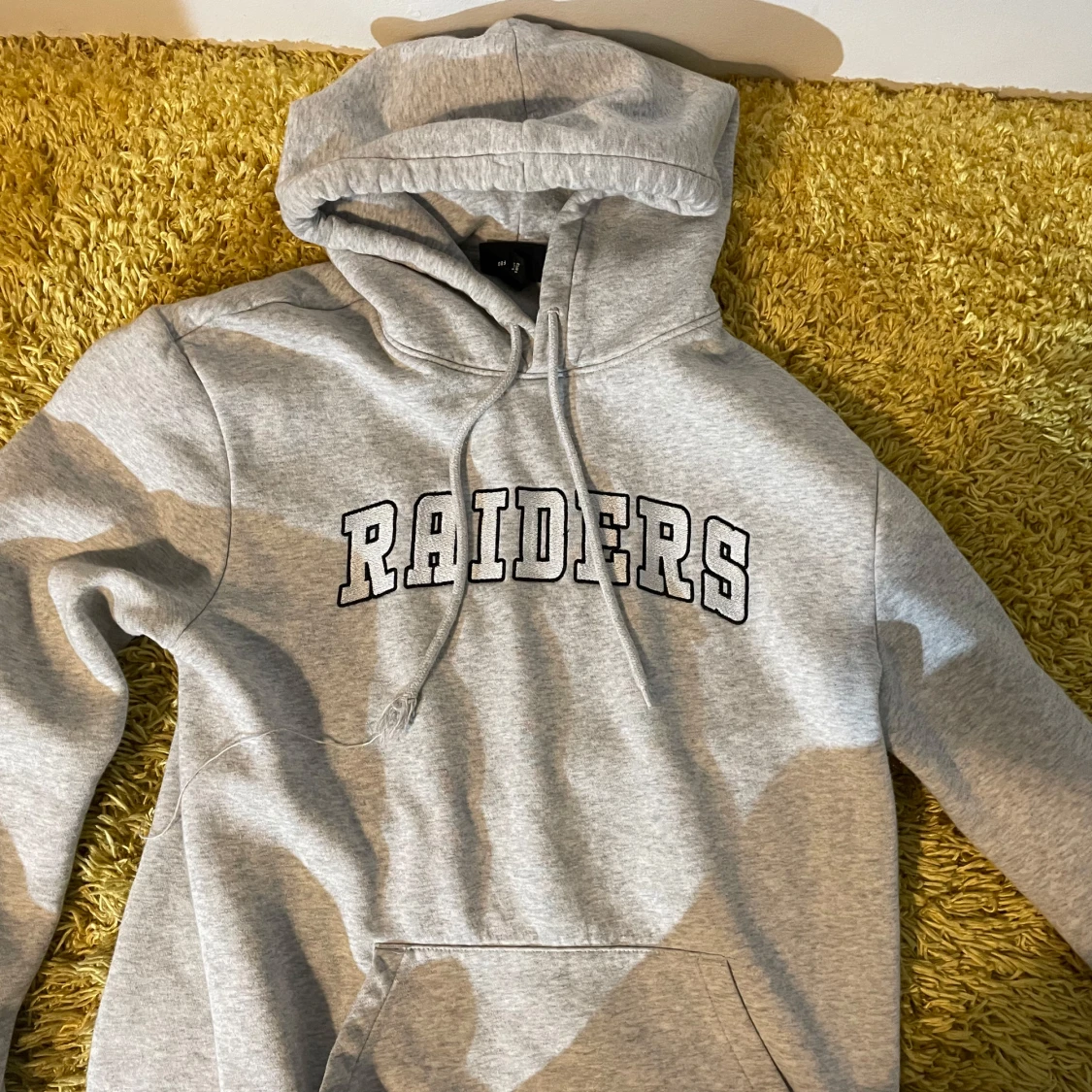 Grå Raiders hoodie med NFL-märke - 2