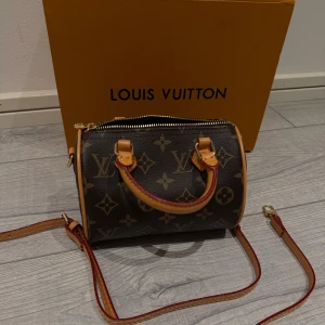 Speedy nano - Säljer nu denna söta Louis vuitton väskan i modellen ( nano ) köpt för 5000kr på plick säljer nu lite billigare då spämplen har gått bort lite, annars är den i underbar skick 