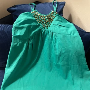 Turkos topp med dekorativa detaljer - Se bilder för detaljer!