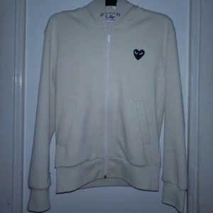 CDG zip hoodie - comme des garcons zip hoodie med luva i fint skick. Hoodien har det ikoniska hjärtmotivet på ryggen och bröstet, är i storlek S och passar 170-175 cm, Skriv privat för fler bilder.