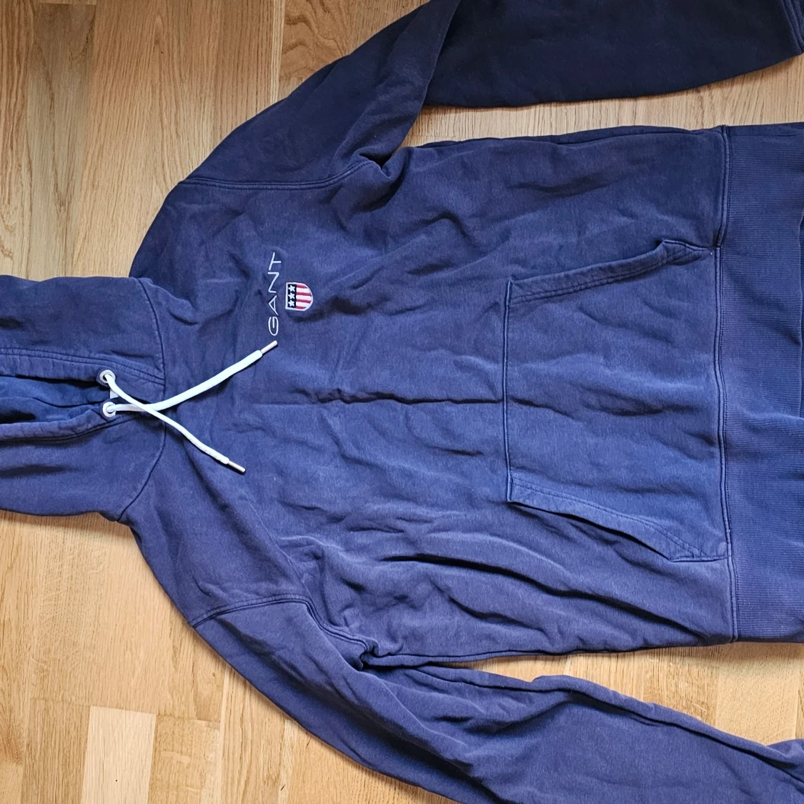 Blå hoodie från GANT