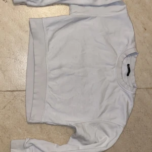 Vit sweatshirt  - Klassisk vit sweatshirt. Tröjan har en rund halsringning och långa ärmar. Bikermodell.  Perfekt för en avslappnad stil. Passar bra till jeans eller leggings.