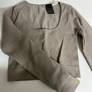 Beige ribbad tröja - Säljer en beige ribbad tröja - perfekt till träningen
