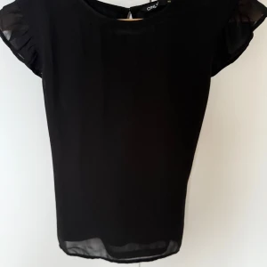 Svart blus från ONLY - Super stilig topp från ONLY. Använt 0 gånger. Passar bra till både skola och fest!
