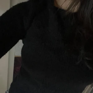 Svart tröja från Kappahl  - Svart tröja med en knytning där bak. Köpt från Sellpy men bara använt den en gång💕