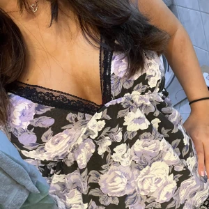 Blommigt linne - Ett linne som jag köpt från plick. Aldrig använt då jag tycker den är lite för synlig (typ) 💕