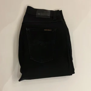 Nudie jeans Lean Dean  - Feta Nudie jeans som är i mycket bra skick, en liten fläck inget som man tänker på (se bild 4) knäna behövs även strykas lite annars är jeansen som nya. nypris på dessa ligger på 1800 vårat pris 299 vid köp av två jeans 599.🙌🏻