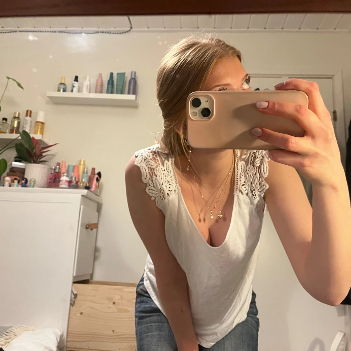 Vit ärmlös topp med spetsdetaljer