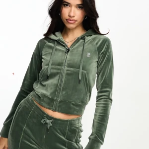 As snygg hoodie från Juicy Couture - Säljer en snygg grön velour hoodie från Juicy Couture med dragkedja och huva. Perfekt för en avslappnad stil. 💚Den är helt ny och aldig använd. Jag säljer även byxorna, båda kan man köpa för 1500. Skriv för frågor eller egna bilder💕💕