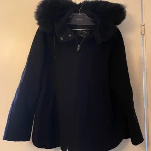 Kappa från Massimo Dutti - Jättefin kappa från Massimo Dutti. En av knapparna på luvan har lossnat och själva Massimo Dutti lappen sitter lite löst, men det är inget som märks utifrån. 