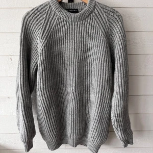 Grå stickad tröja från Gloverall - Säljer en grå stickad tröja från Gloverall som är använd 1-2 gånger, tillverkad i 100% ull. Hör gärna av dig vid ytterligare funderingar!