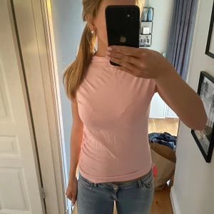 Rosa t-shirt - Säljer en enkel och stilren rosa t-shirt. Den har en tight passform och är perfekt för vardagsbruk. Är ribbad på ena sidan 🩷