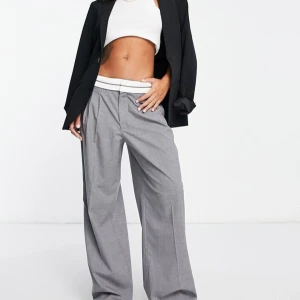 Grå kostymbyxor från Stradivarius - Snygga grå kostymbyxor från Stradivarius. Byxorna har en vid passform(straight legs). 