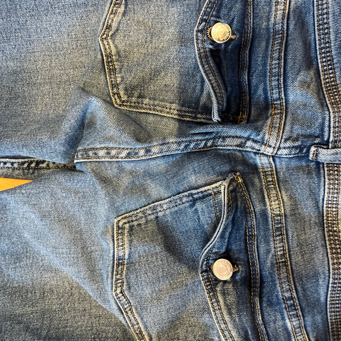 Blå jeans från Gina Tricot