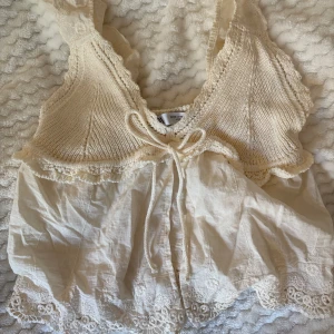 Vit/beige sommartopp  - Jättefin top från Zara som är perfekt på sommaren. Säljer då den inte kommit till användning så bara använd typ 1 gång för något år sedan. Pris kan diskuteras. Köparen står för frakt.