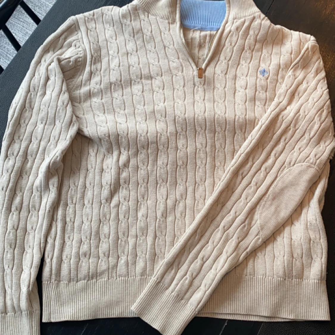 Beige kabelstickad tröja med dragkedja