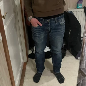 Blå jeans från G-Star - Snygga blå jeans från G-Star med en klassisk femficksdesign. Modern tvättad look. Perfekta för en avslappnad stil. Modellen är 181cm lång.