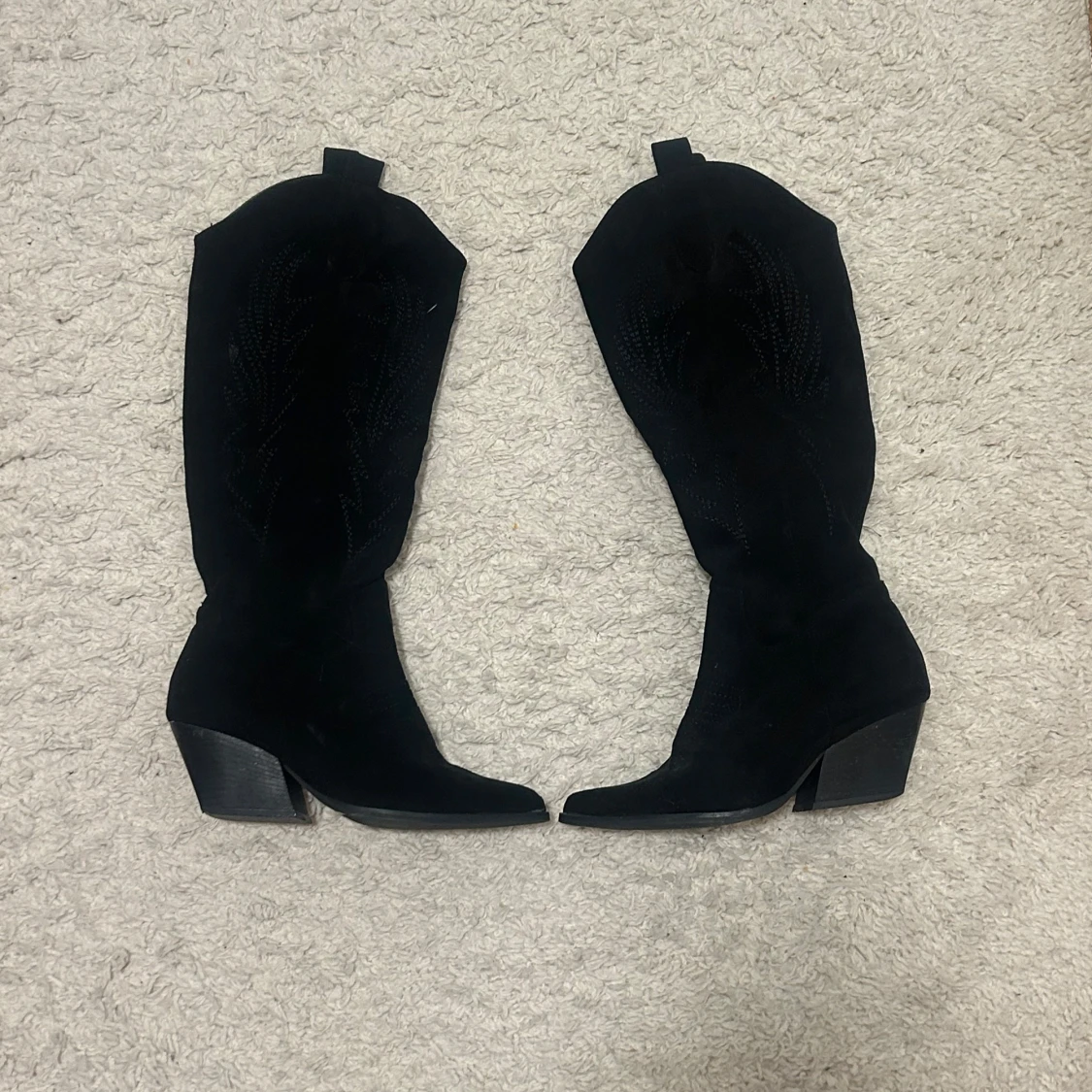 Svarta cowboy boots i mocka