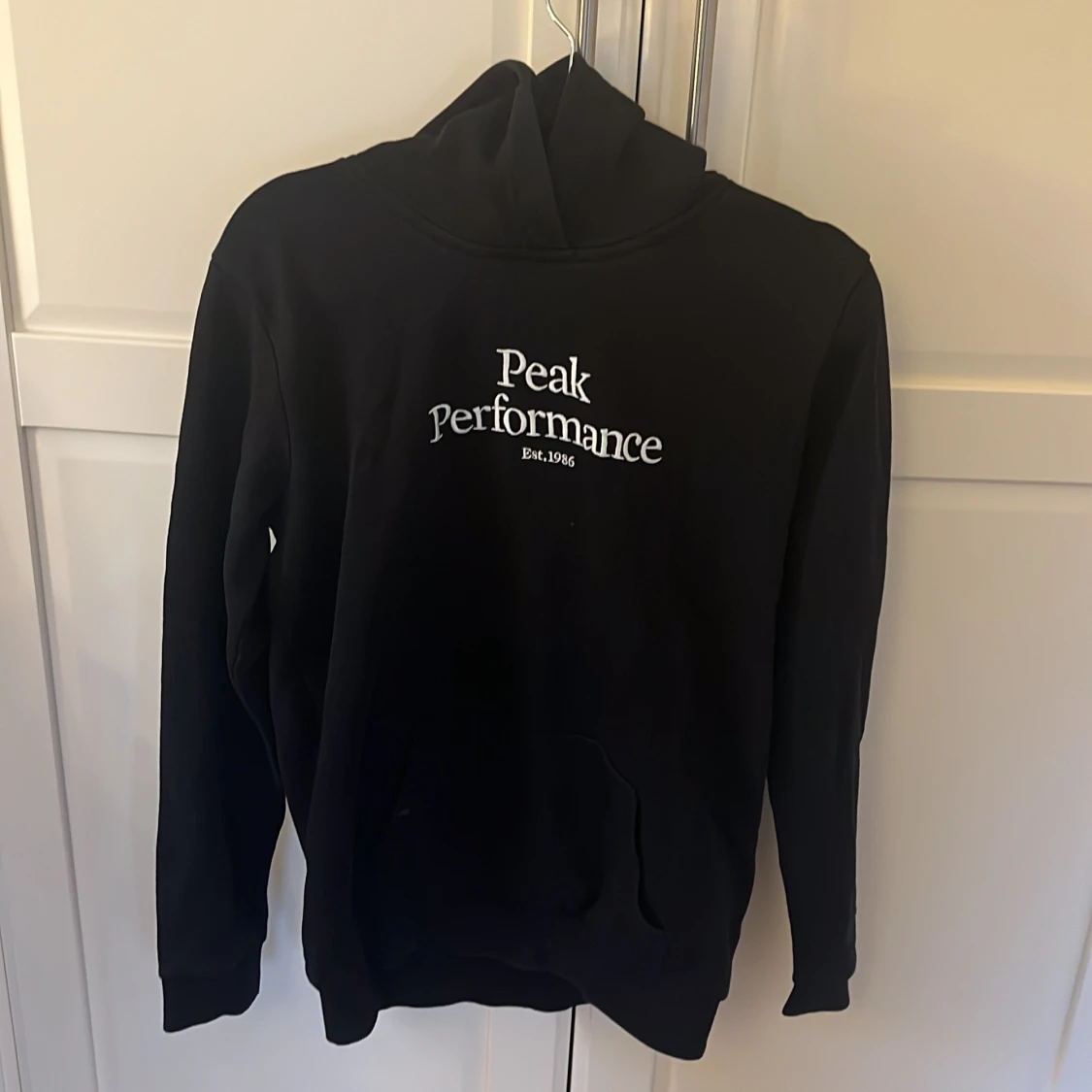 Svart hoodie från Peak Performance