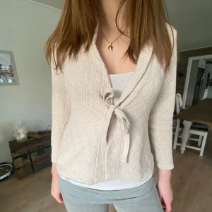 Beige knyt topp - Jätte snygg beige knyt topp som är i bra skick. Passar xs-m men har ett litet hål som knappast syns ❤️ tryck gärna på köp nu