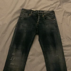 Jack and Jones jeans - Säljer dessa svin snygga Jack and Jones byxorna med slitningar. Dom är helt nya som ni ser på taggen på byxfickan. 