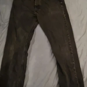 Svarta jeans från Jack & Jones - Säljer ett par svarta jeans från Jack & Jones med en loose fit. De har en klassisk design med fem fickor och knappgylf. Perfekta för en avslappnad stil.