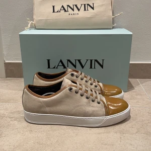 Lanvin skor - Tja! Säljer nu dessa lanvin cap toes i storlek uk 8/42, men passar 43 då lanvin är stora i storleken. Skorna är i bra skick, men finns tecken på användning. Skokräm har applicerats. Dustbag och låda medföljer ej. Befintligt skick. Kontakta oss vid frågor!