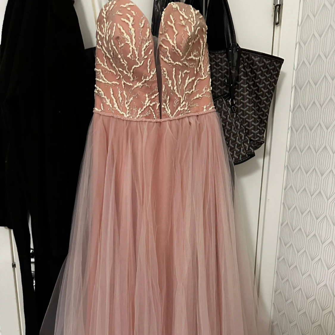 Rosa långklänning med broderad överdel