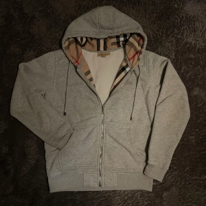 Burberry hoodie - Hej, säljer min Burburry zip up som jag har inte användning för längre. Inte så mycket använd, typ ny. Väldigt skön zip up att använda till vardagen, har varit jätte nöjd med den. 