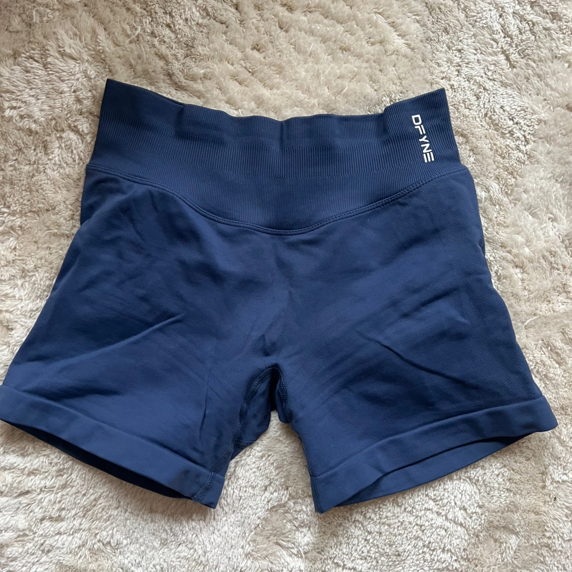 Mörkblå träningsshorts från DFYNE