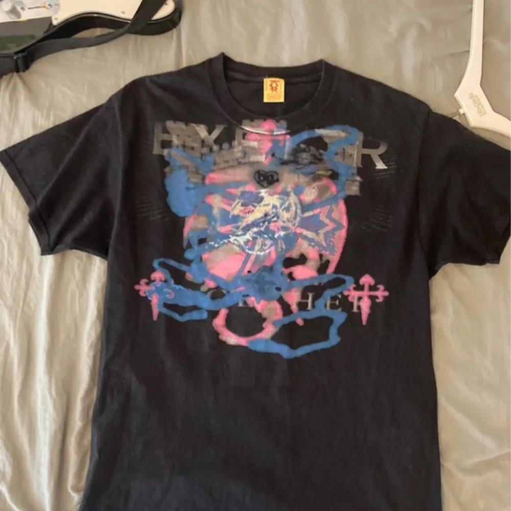 Bladee exeter castle t-shirt i jättebra skick. Sista bilden är trycket på baksidan. #bladee #draingang #exeter #exetercastle #sadboys. T-paidat.