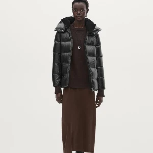 Svart Massimo Dutti jacka - Snygg svart pufferjacka från Massimo Dutti med dragkedja och hög krage samt stor luva. Endast använd nu i vinter så i princip nyskick. Kom gärna med prisförslag 🫶🏼🫶🏼