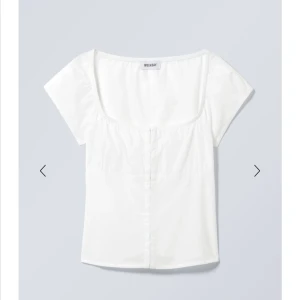 Vit  topp från Weekday - Vit topp från Weekday. Säljer då jag beställde två olika storlekar. Helt ny