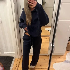 Mörkblå hoodie - Säljer min mörkblåa hoodie från Ginatricot. Är ganska använd men i bra skick❣️ skriv om du har mer frågor🩷