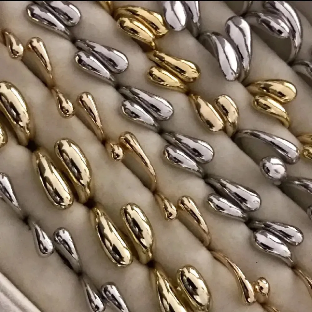Massa nya ringar i lager!! Ringarna är silver/guldpläterade och är justerbara vilket innebär att de passar alla! Skötselråd medföljer! Skriv för specifika bilder och pris då vissa är billigare än andra! Kontakta vid intresse av köp! 💓. Asusteet.
