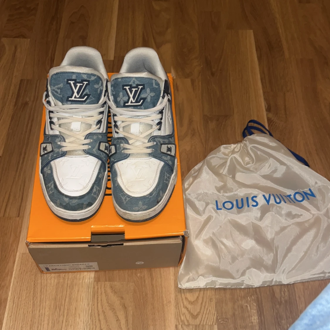 Blå och vita sneakers från Louis Vuitton - 2